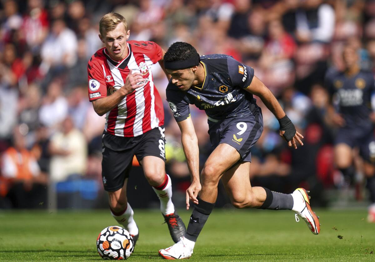 James Ward-Prowse del Southampton (izquierda) y Raúl Jiménez del Wolver 