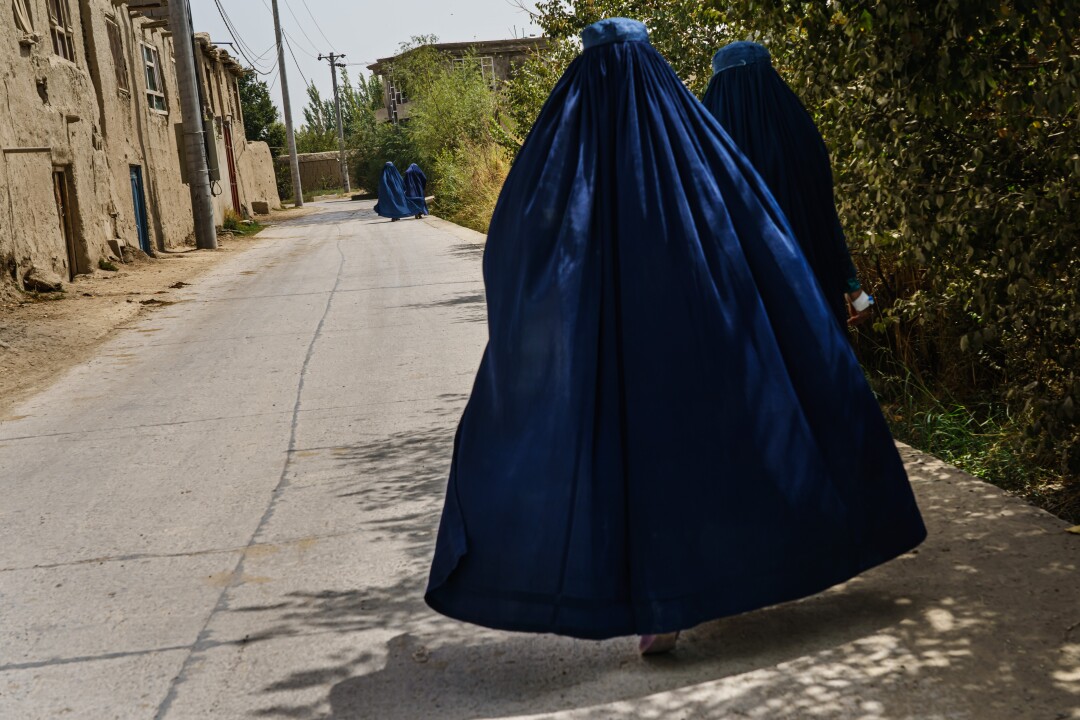 زنان با برقع در خیابان راه می روند