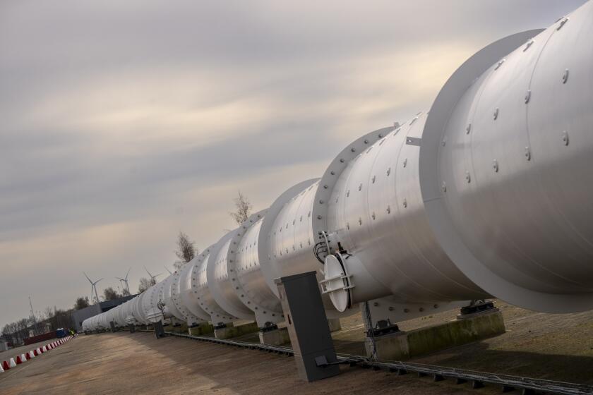 Vista de uno de los tubos en los que vehículos pueden viajar sobre campos magnéticos en el nuevo centro europeo de tecnología de transporte hyperloop (ultrarrápido) en Veendam, Holandam martes 26 de marzo de 2024. (AP Foto/Peter Dejong)