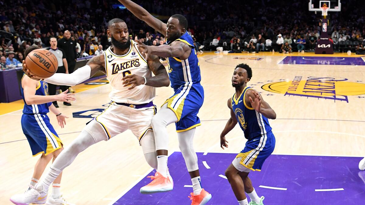 Recap: Lakers rout Warriors in Game 3, take 2-1 series lead - Los Angeles  Times