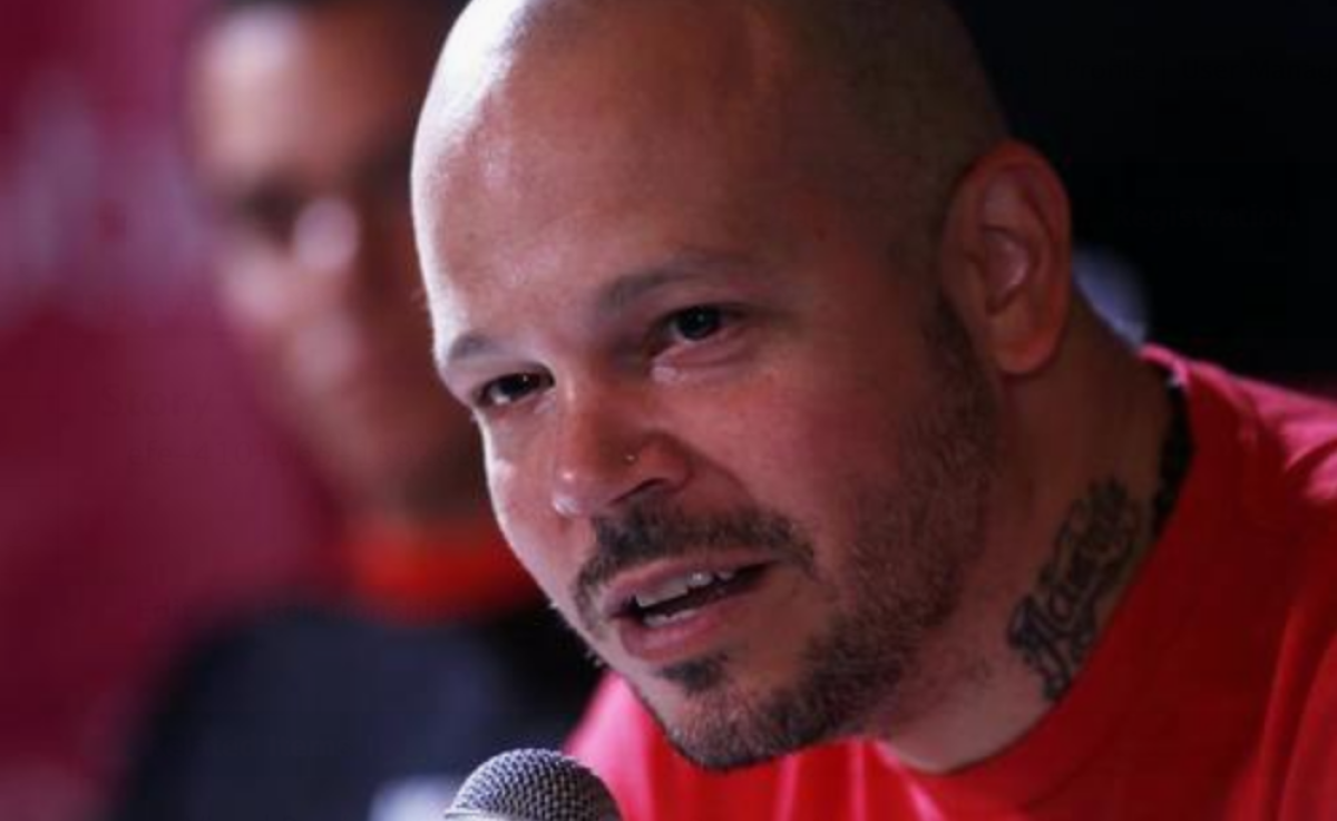 El rapero puertorriqueño Residente habla durante una rueda de prensa.