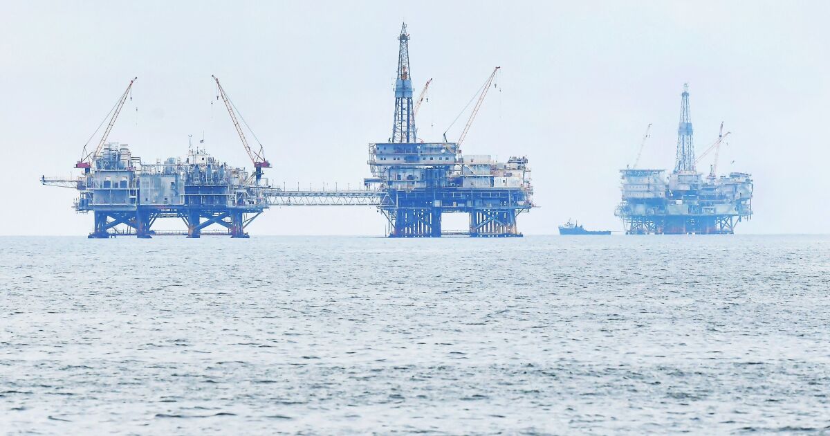 Tumpahan minyak California: Berapa biaya untuk mengakhiri pengeboran lepas pantai?