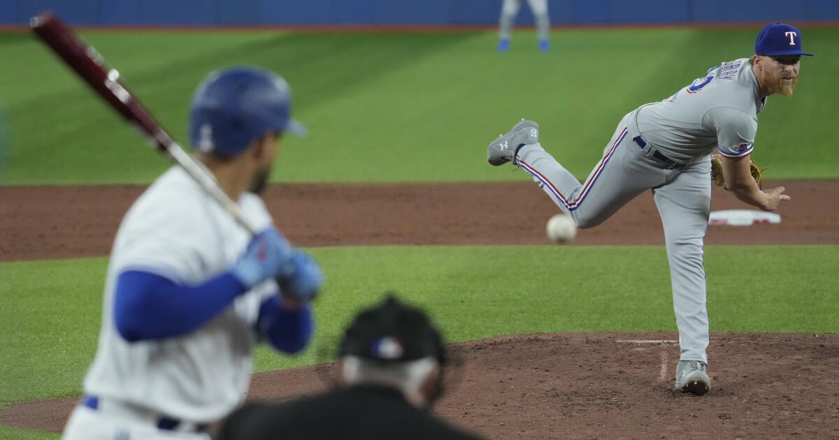 Holland, 3 relievers pitch Giants past Rangers