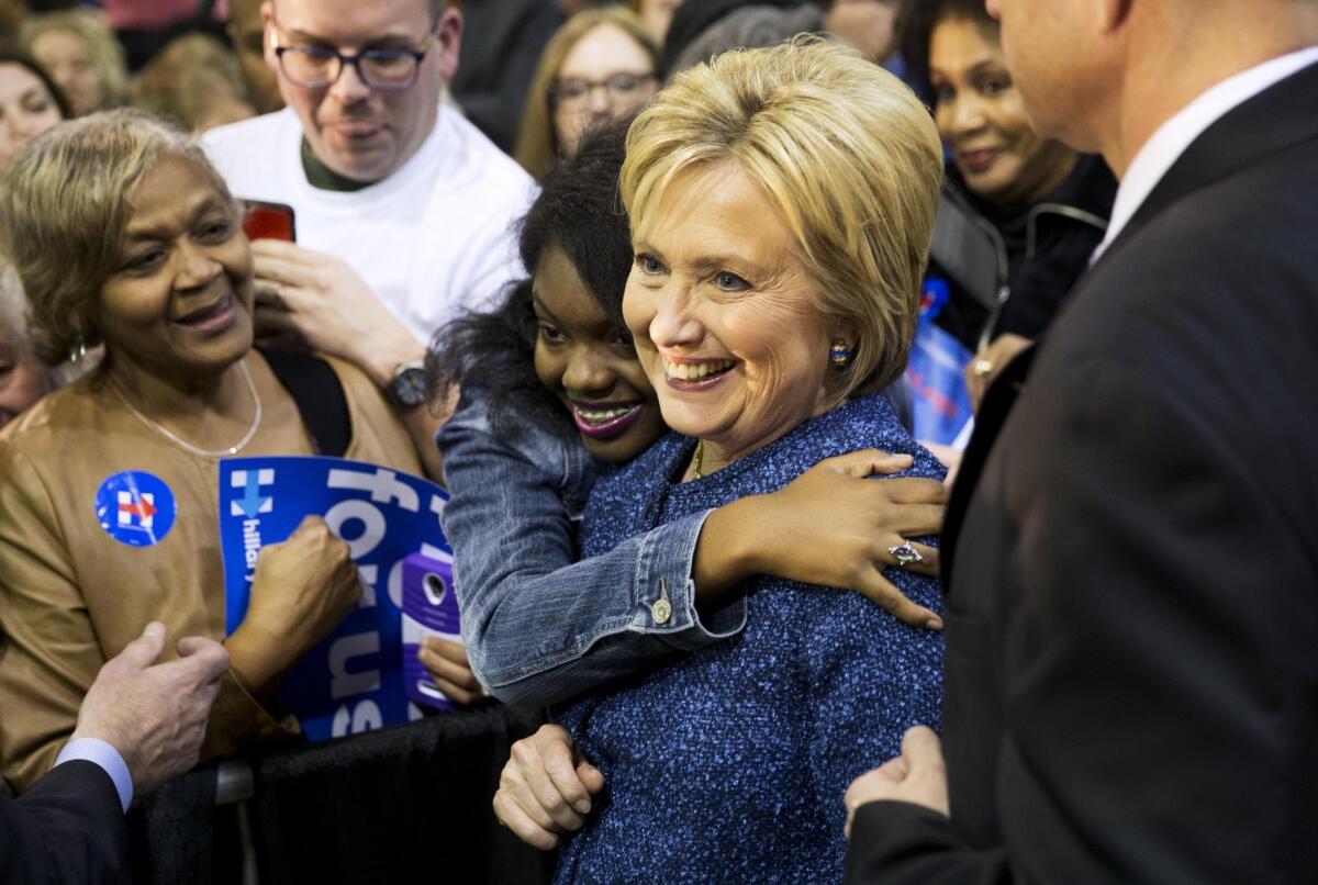 Hillary Clinton, aspirante a la nominación presidencial del Partido Demócrata, es abrazada por una partidaria durante un acto de campaña en el Colegio Miles, el sábado 27 de febrero de 2016, en Fairfield, Alabama. (Foto AP/David Goldman)