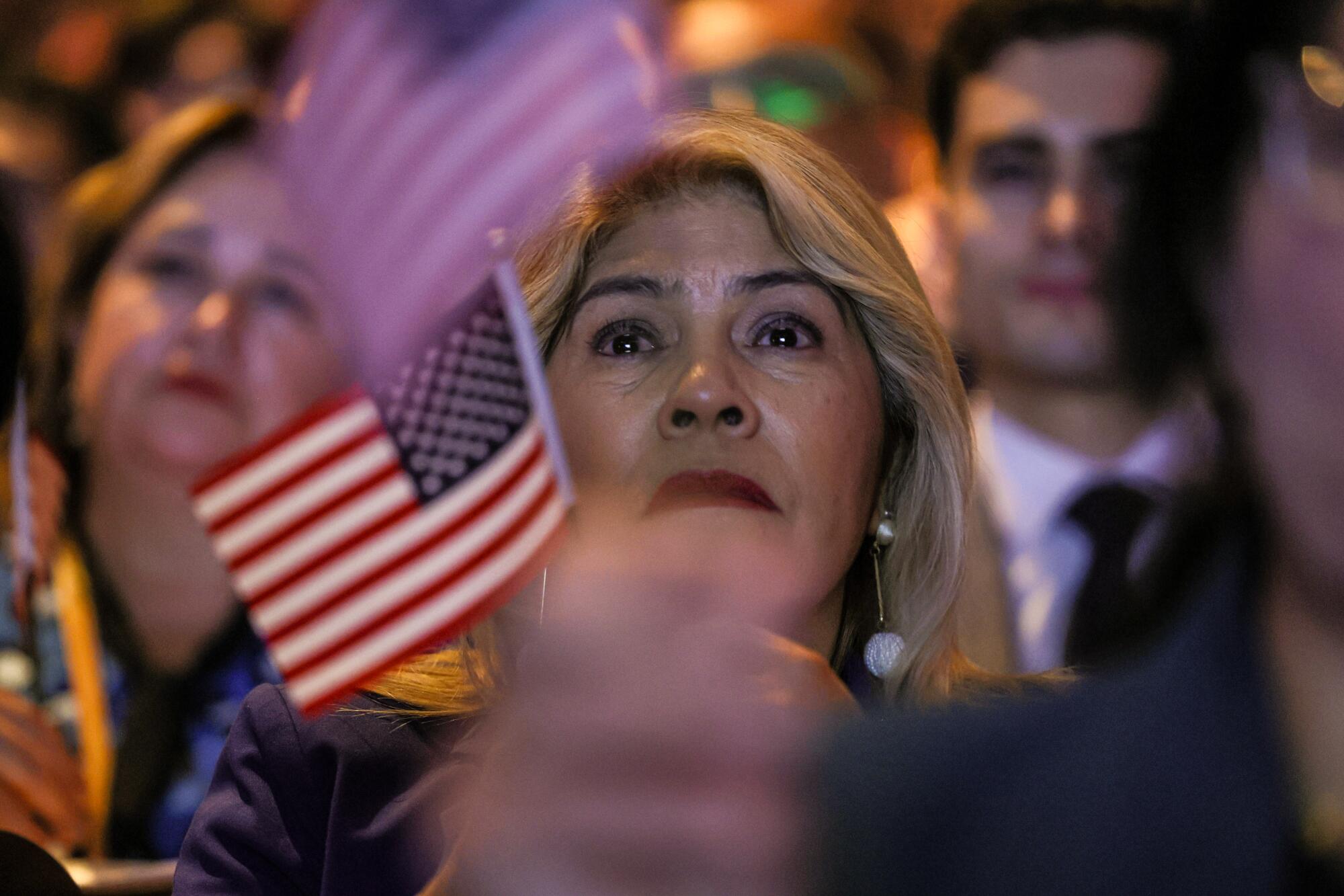 Una mujer espera.