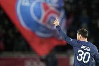 Lionel Messi celebra tras anotar el segundo gol del Paris Saint-Germain en el partido contra Angers por la liga francesa, el miércoles 11 de enero de 2023, en París. (AP Foto/Francois Mori)