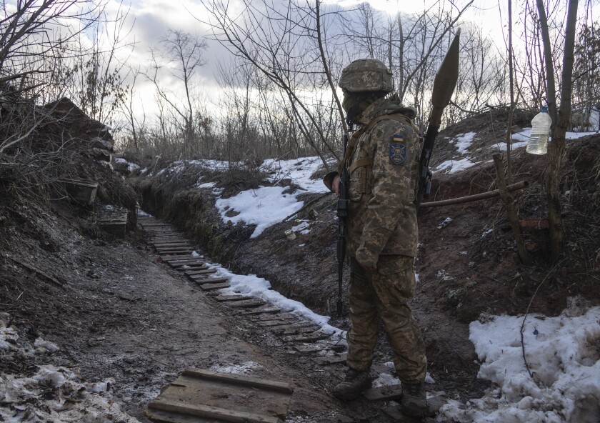 Un efectivo ucraniano permanece en una trinchera en la línea de separación 