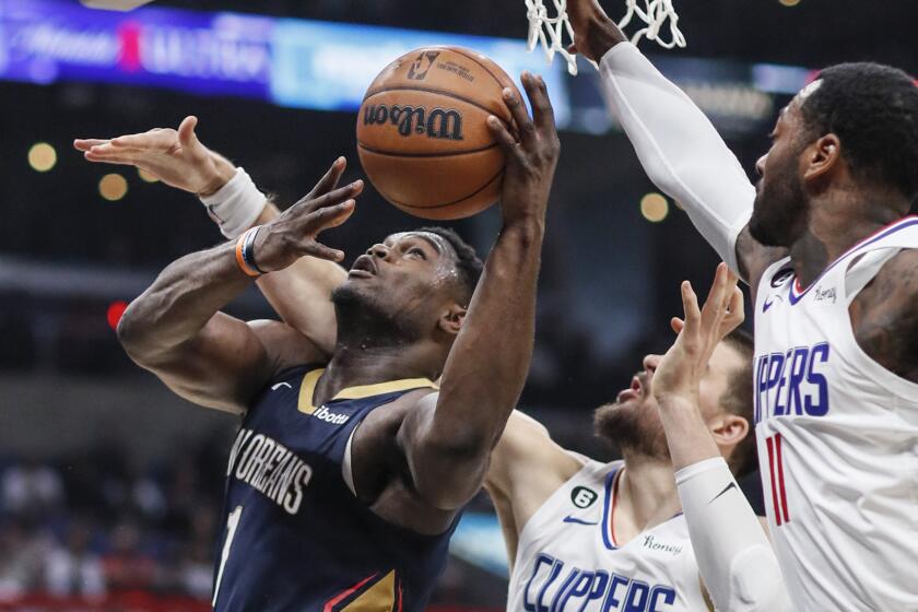Los Angeles, CA, Sunday, October 30, 2022 - New Orleans Pelicans forward Zion Williamson (1) shoots past Clippers defenders Ivica Zubac, 40, and John Wall, 11, late in the game at Crypto.com Arena. (Robert Gauthier/Los Angeles Times)