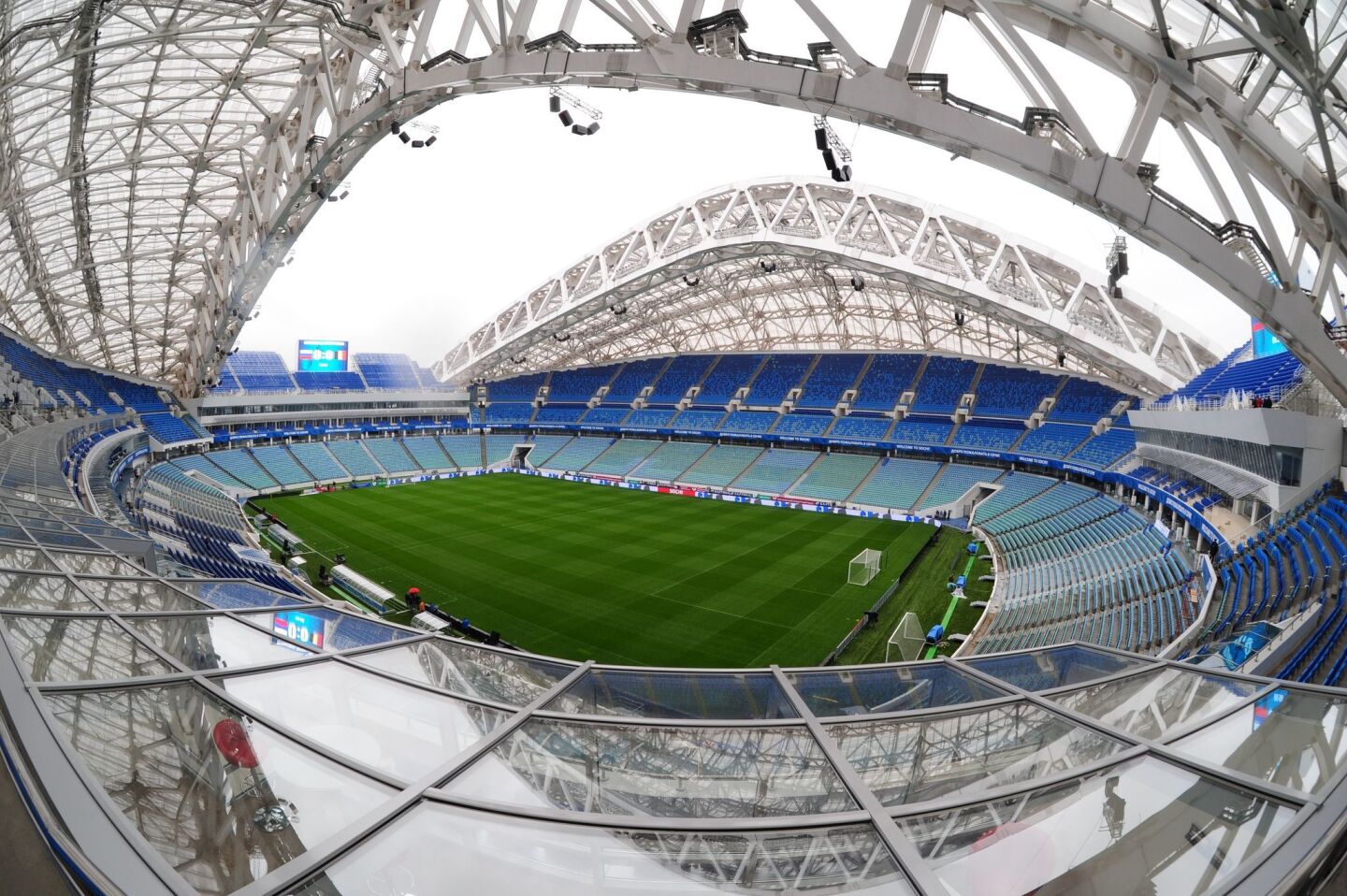 ESTADIO FISHT Ciudad: Sochi. Capacidad: 47,700. Costo: 400 millones de dólarespara la construcción inicial, 68 millones a fin de convertirlo para fútbol. Colocado junto al Mar Negro, el Estadio Fisht fue la sede de las ceremonias de inauguración y clausura de las Olimpiadas de Invierno del 2014 y de partidos de la Copa de Confederaciones este año. No está claro qué va a pasar con la instalación tras el Mundial, ya que Sochi no tiene un club de fútbol. Se recomienda a los hinchas reservar hoteles cerca del Parque Olímpico, porque la ciudad de Sochi está a más de una hora de distancia.