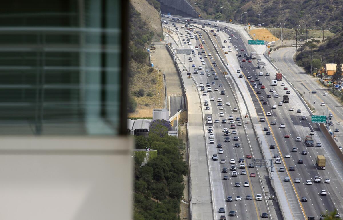 A new bus route will use the 405 Freeway's new carpool lanes to shuttle commuters between the San Fernando Valley and West Los Angeles.