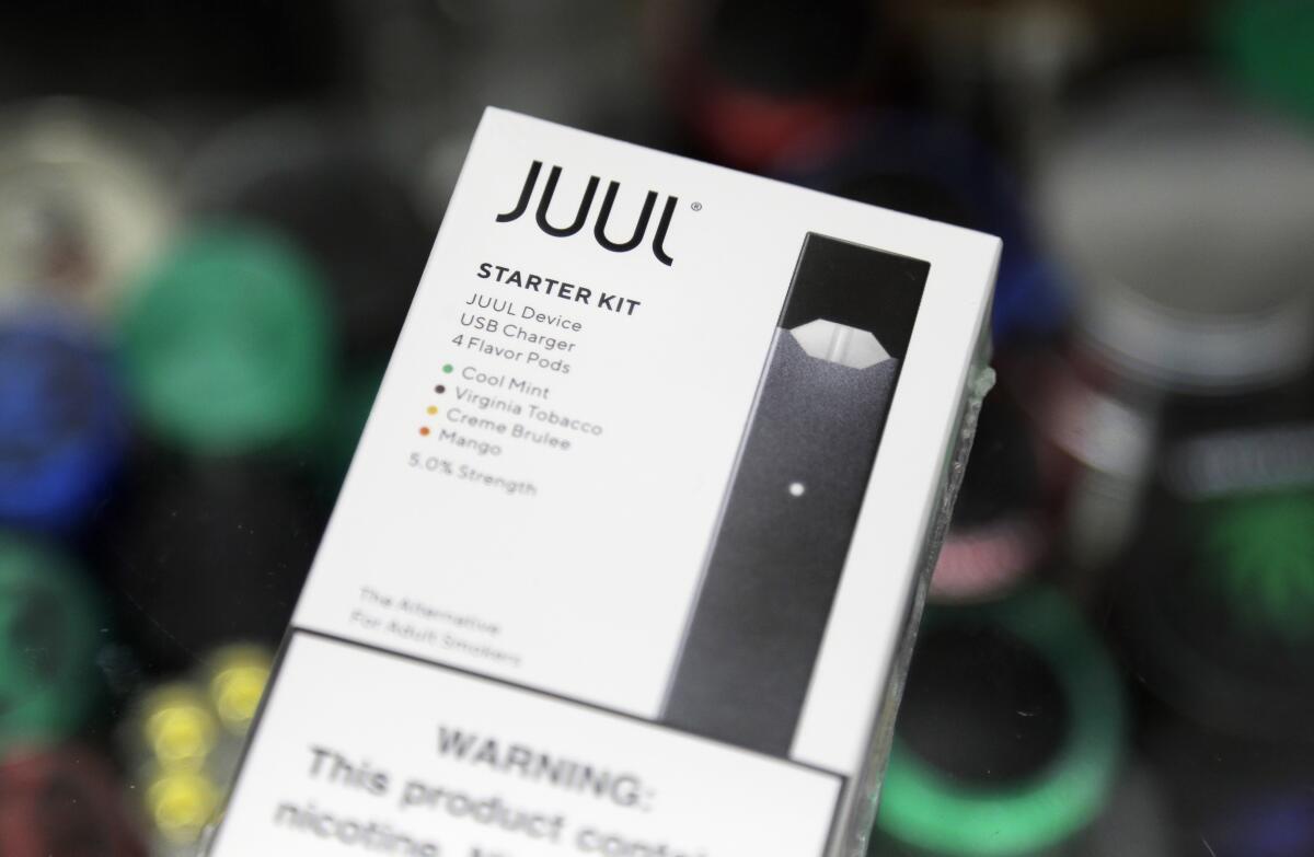 Un kit básico de cigarrillos electrónicos Juul en un estanquillo en Nueva York,