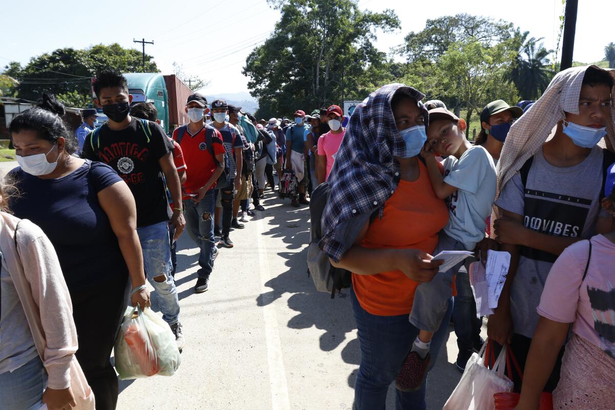 Migrantes que forman parte de una caravana que aspira con llegar a Estados Unidos