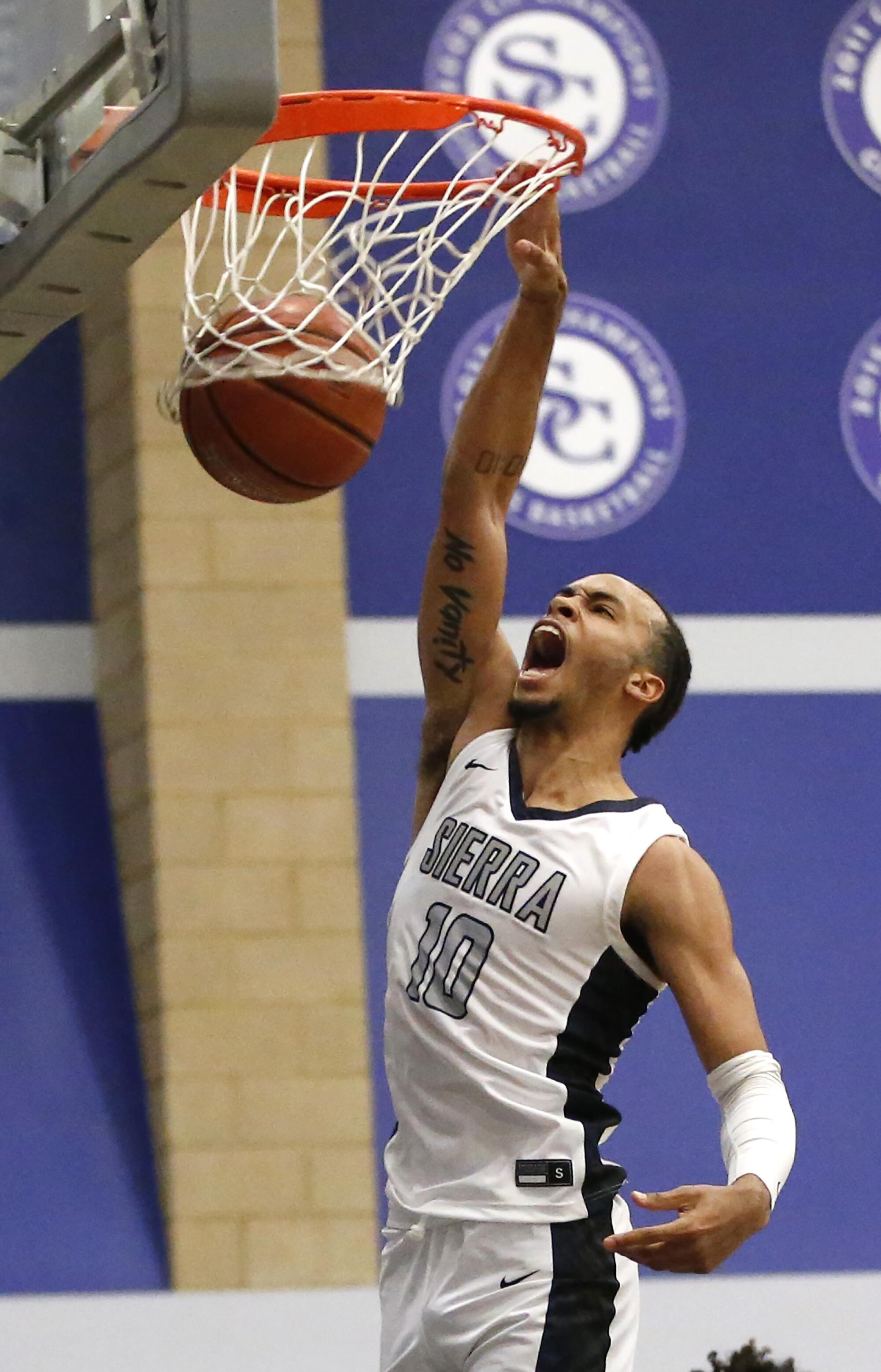 Sierra Canyon's Amari Bailey dunks against Culver City.