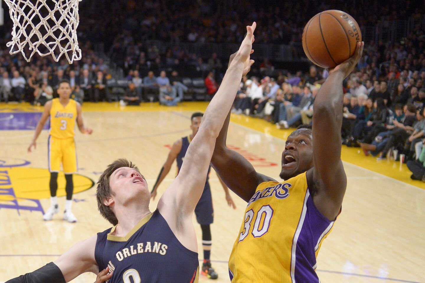 Lakers rally for 95-91 win over Pelicans