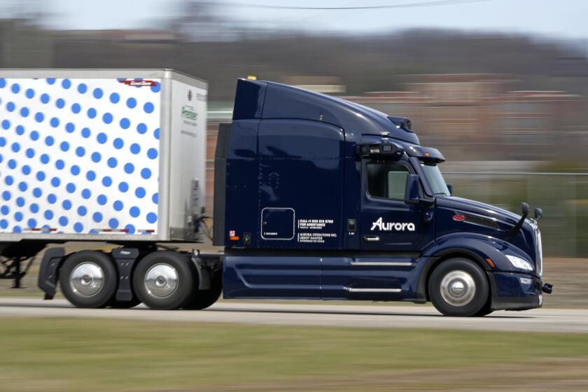 Un tráiler con sistema de conducción autónoma avanza por una pista de pruebas en Pittsburgh, el jueves 14 de marzo de 2024. El camión es propiedad de la empresa Aurora Innovation Inc., con sede en Pittsburgh. (Foto AP/Gene J. Puskar)