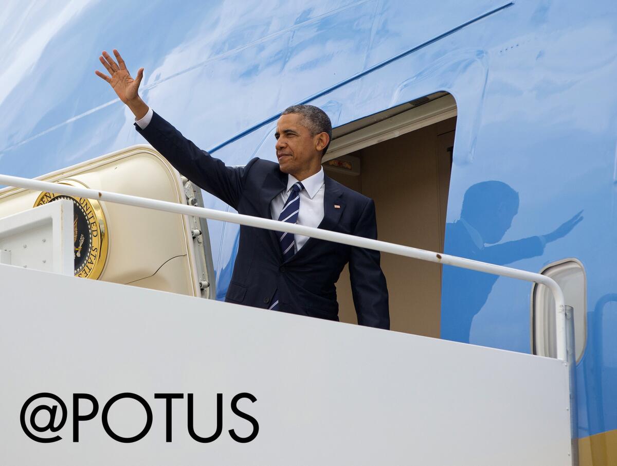 El presidente Barack Obama saluda antes de subir al avión Air Force One y partir de la Base Andrews de la Fuerza Aérea el lunes 18 de mayo de 2015. (Foto AP/Pablo Martínez Monsiváis)