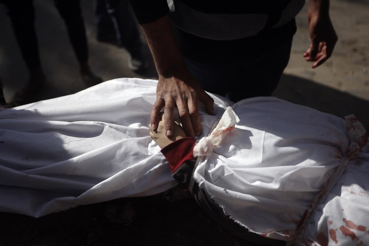 Un palestino llora sobre el cuerpo de un niño muerto en el bombardeo israelí de la Franja de Gaza,