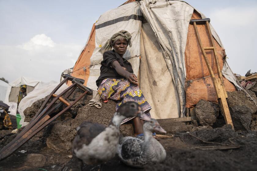 Sarah Bagheni, en el campo de refugiados de Bulengo, en Goma, República Democrática de Congo, sospecha que podría estar infectada de viruela símica luego de que la OMS declaró la propagación de la enfermedad en África como una emergencia de salud global. (AP Foto/Moses Sawasawa)