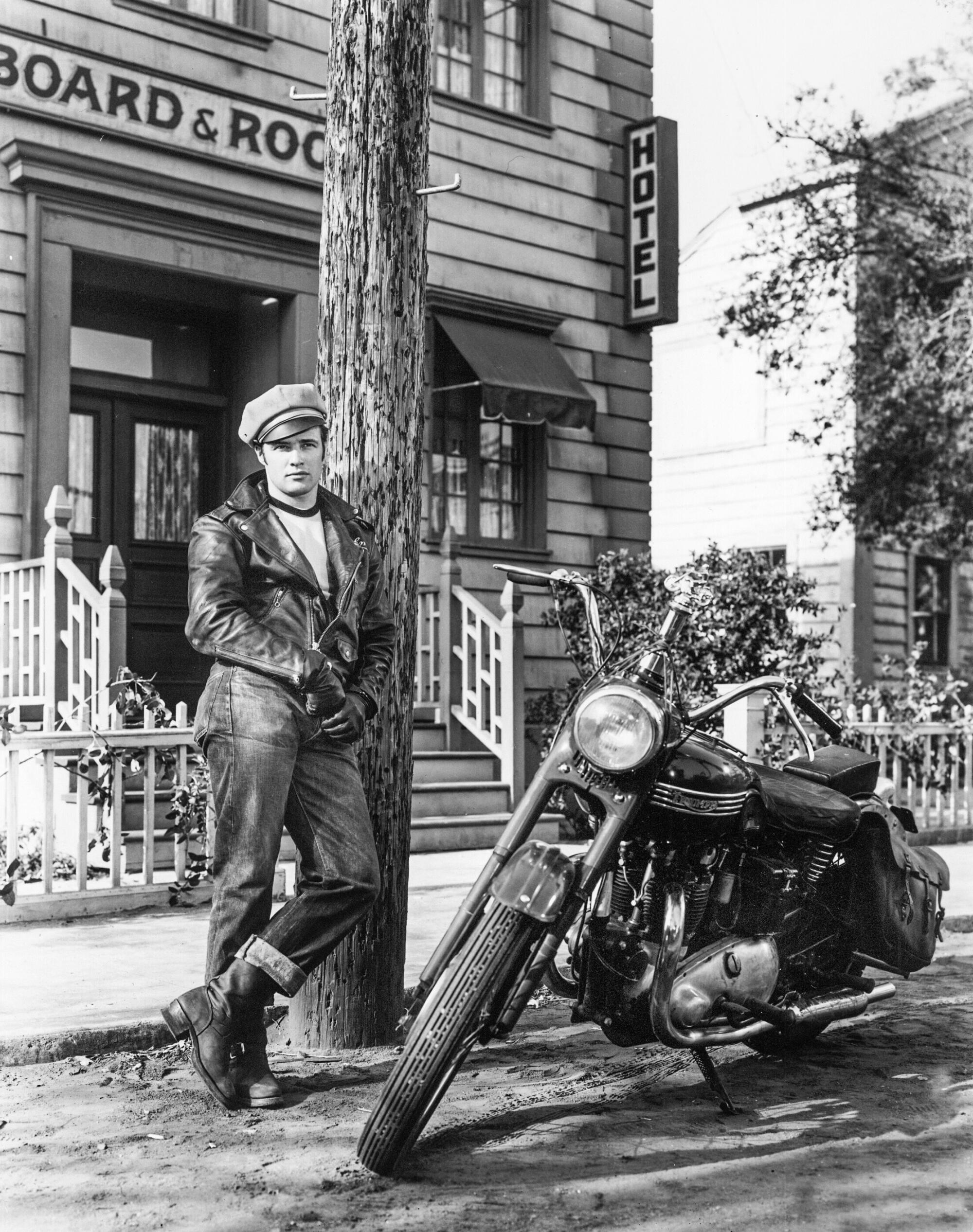 Marlon Brando en "Salvaje" (1953), dirigida por Laszlo Benedek, es la película que define la década.