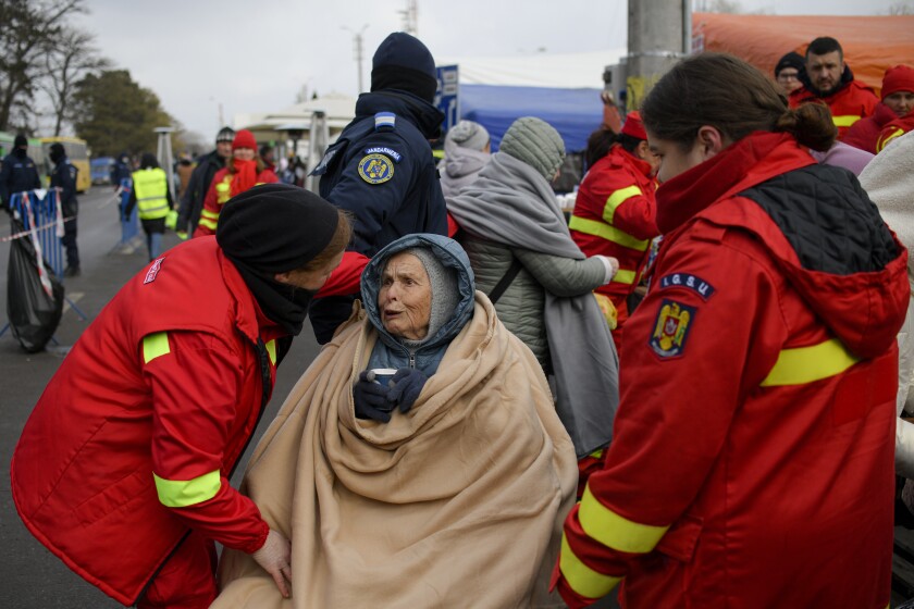 Empleadas del Departamento de Situaciones de Emergencia hablan con Katia, una mujer de 90 años 