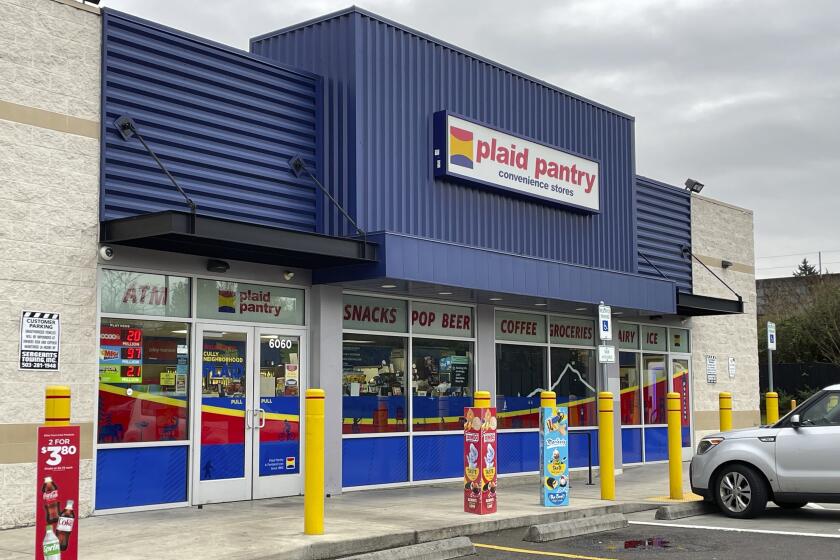 La tienda de conveniencia Plaid Pantry que vendió un boleto que ganó el premio mayor de 1.300 millones de dólares --el octavo premio de lotería más grande en la historia de Estados Unido-- puede apreciarse en esta fotografía del lunes 8 de abril de 2024, en Portland, Oregon. (AP Foto/Claire Rush)