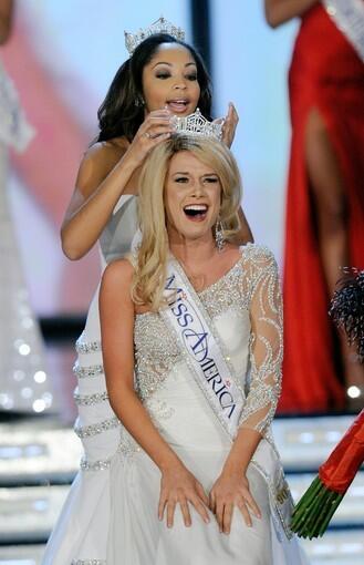 Miss America 2010 Caressa Cameron crowns Teresa Scanlan