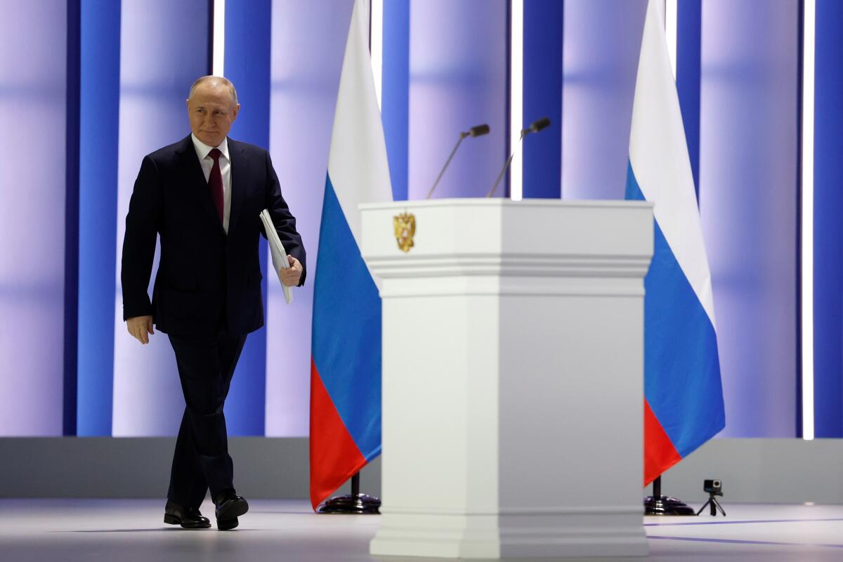 El presidente de Rusia, Vladímir Putin, llega al estrado para su discurso anual del estado de la nación, 