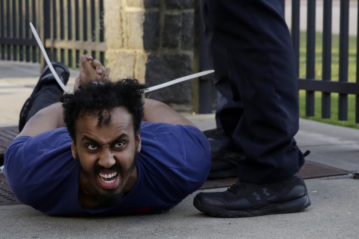 Un manifestante es detenido por la policía durante una protesta el sábado 30 de mayo de 2020 en Atlanta.