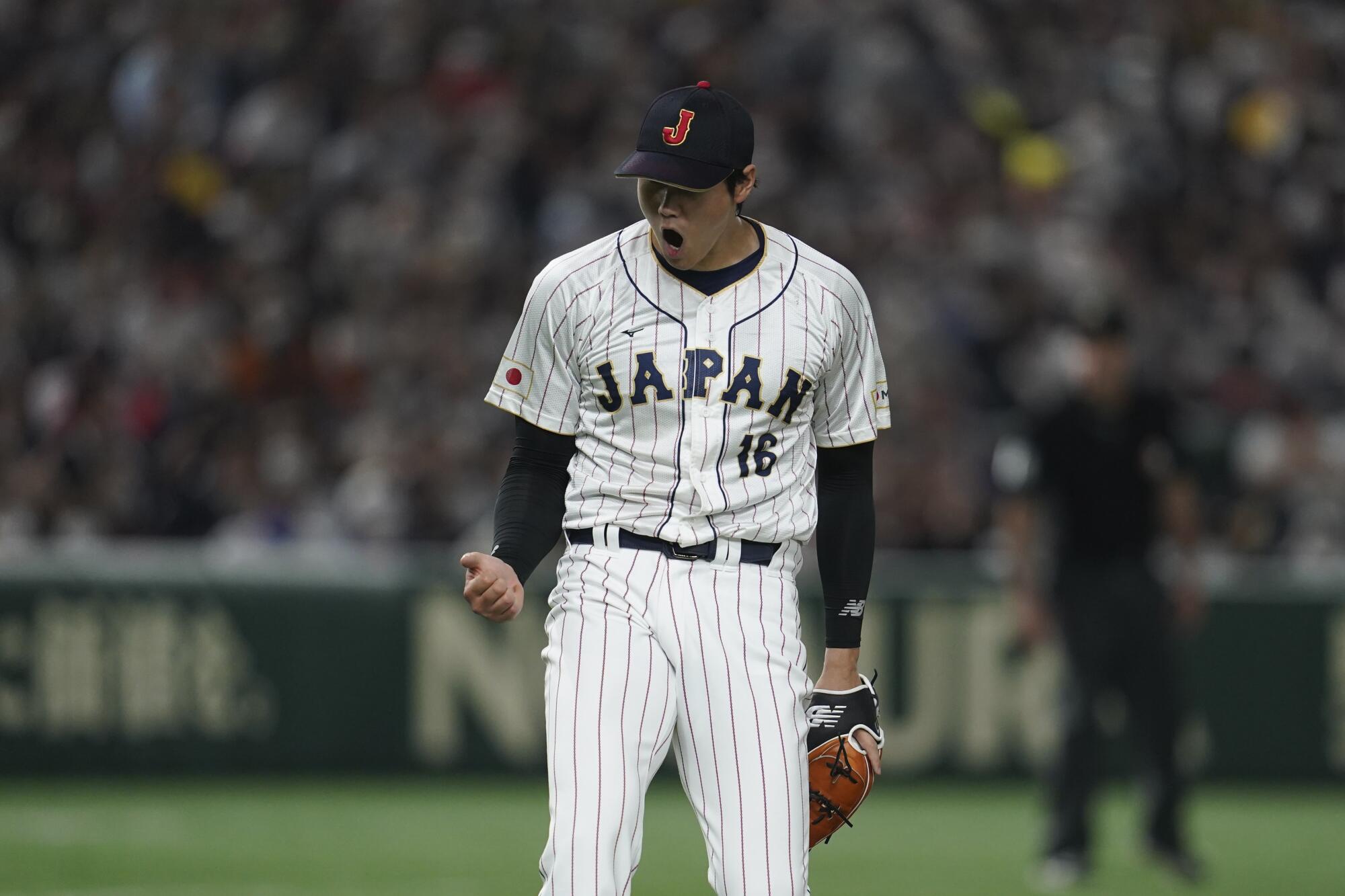去年，大谷翔平在意大利和日本之间的世界棒球经典赛四分之一决赛中做出手势。