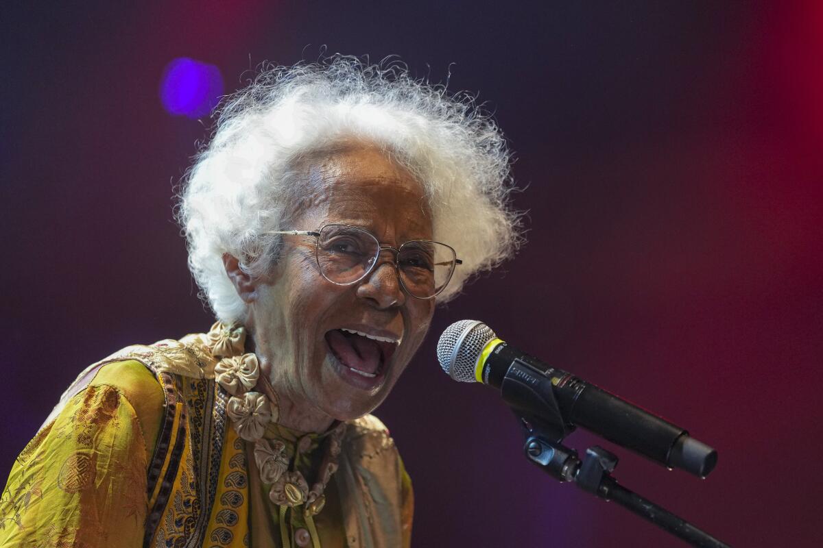 ARCHIVO - La cantante brasileña Catia de França, de 77 años, 