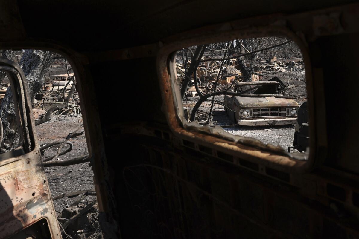 Des véhicules brûlés sont abandonnés à la suite de l'incendie du parc à Cohasset.