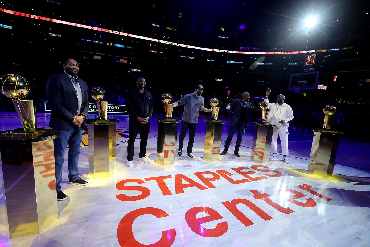 Former Lakers players Robert Horry, Metta Sandiford-Artest, Luke Walton, Byron Scott and Gary Payton pose.