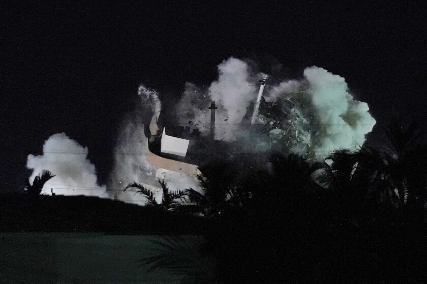 Equipos de demolición derriban los restos del condominio Champlain Towers South, en Surfside
