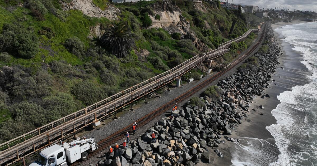 Landslide in San Clemente halts train service indefinitely Landslide in San Clemente halts train service indefinitely