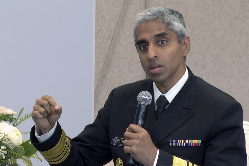 El director de salud pública de Estados Unidos Vivek Murthy en una conferencia en Nueva York el 10 de octubre del 2023. (Foto AP /Ted Shaffrey)