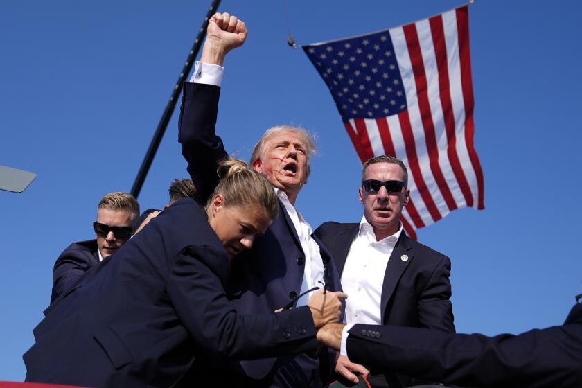 El expresidente y virtual candidato presidencial republicano Donald Trump es rodeado por agentes del Servicio Secreto de EEUU en un mitin de campaña en Butler, Pensilvania, el sábado 13 de julio de 2024. (AP Foto/Evan Vucci)