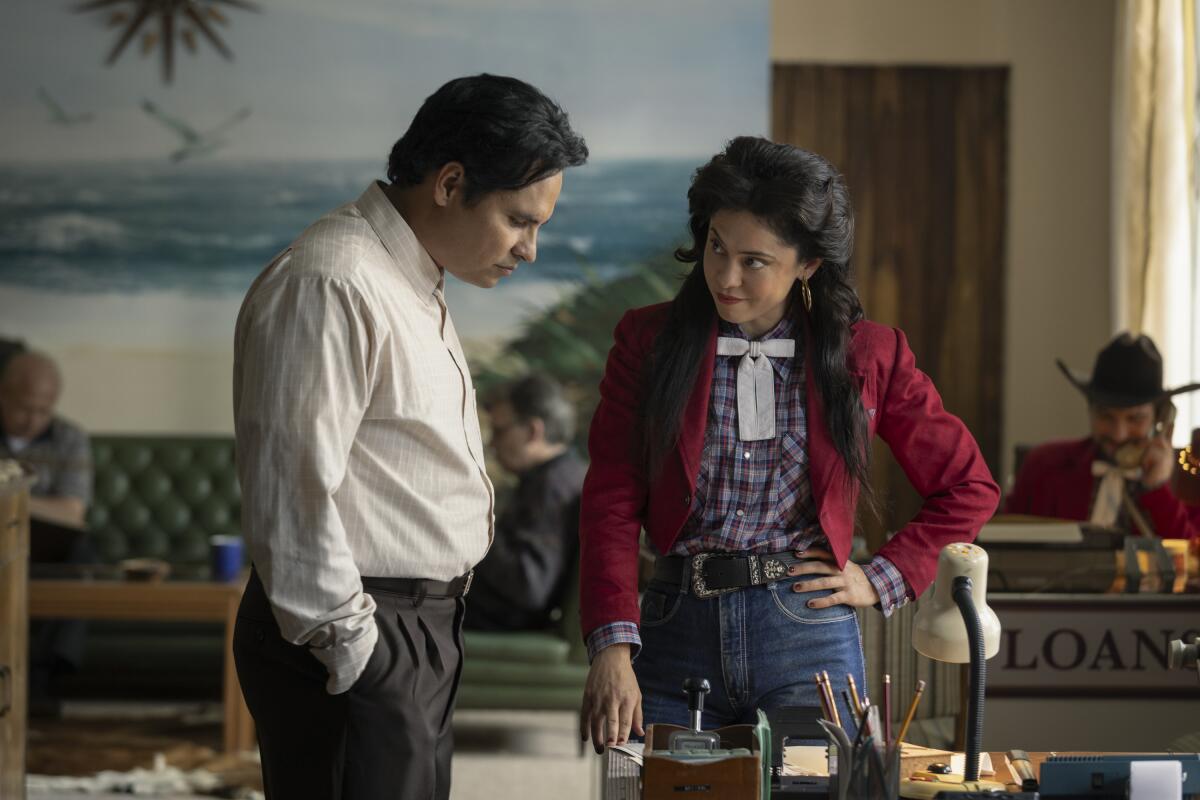 Michael Peña, izquierda, y Rosa Salazar en una escena de "A Million Miles Away". (Prime vía AP)