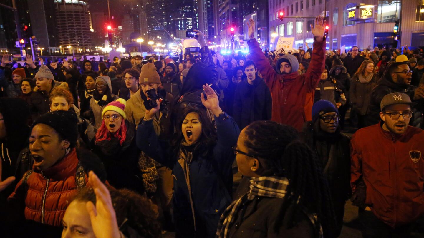 chi-ferguson-protest-in-the-loop-20141124-032