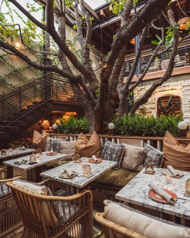 Patio at 惭í谤补迟别 restaurant in Los Feliz.