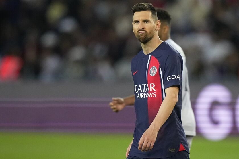 Lionel Messi del Paris Saint-Germain hace una mueca durante el partido contra Clermont en la liga francesa, el sábado 3 de junio de 2023 (AP Foto/Michel Euler)