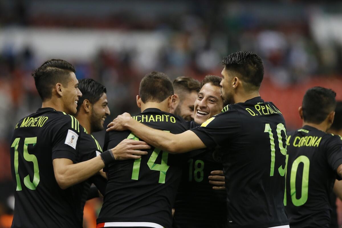 Jugadores de México celebran un gol de Andrés Guardado contra El Salvador en el Estadio Azteca, en Ciudad de México.
