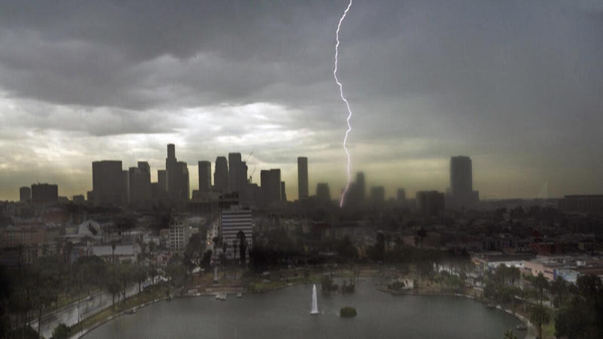 Un rayo divide el cielo sobre el centro de Los Ángeles el 18 de julio de 2015. En los próximos días podríamos tener más tormentas.
