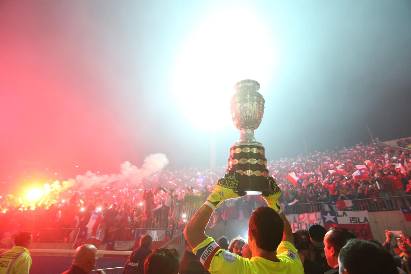 El portero chileno Claudio Bravo brinda a los fans el trofeo de la Copa America, tras vencer a Argentina.
