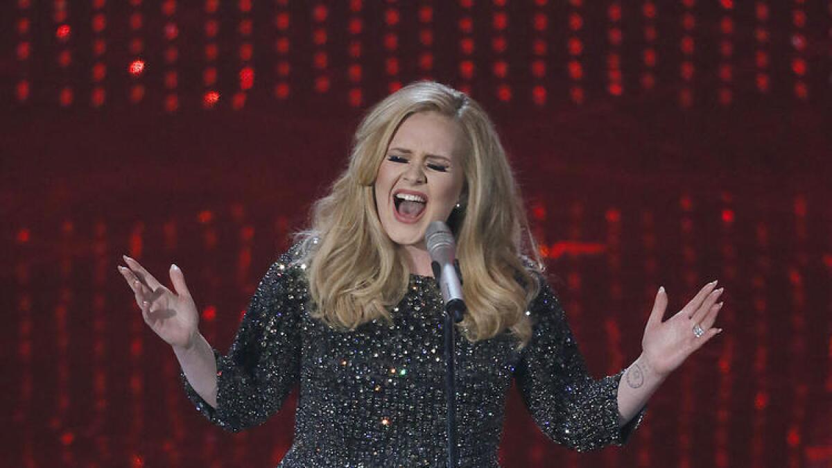 Adele, en la 85° entrega de los premios Oscar en el Dolby Theatre, en 2013.
