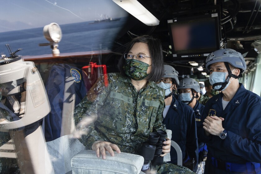 Tayvan Devlet Başkanı Tsai Ing-wen bir donanma gemisini teftiş ediyor.