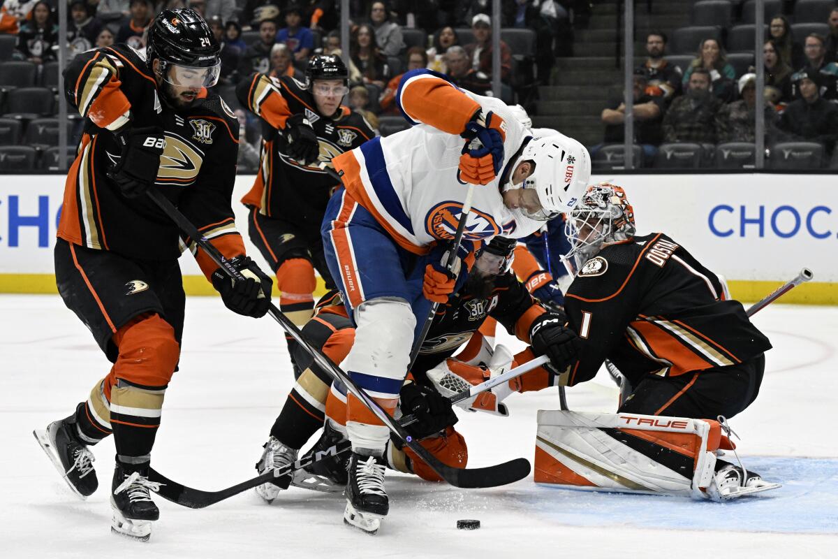 New York Islanders left wing Anders Lee (27) eyes the puck beneath with Anaheim Ducks center.