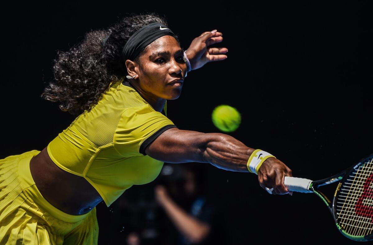 La tenista estadounidense Serena Williams devuelve una bola a la rusa María Sharapova, en el partido de cuartos de final en el Abierto de Australia celebrado en Melbourne (Australia).