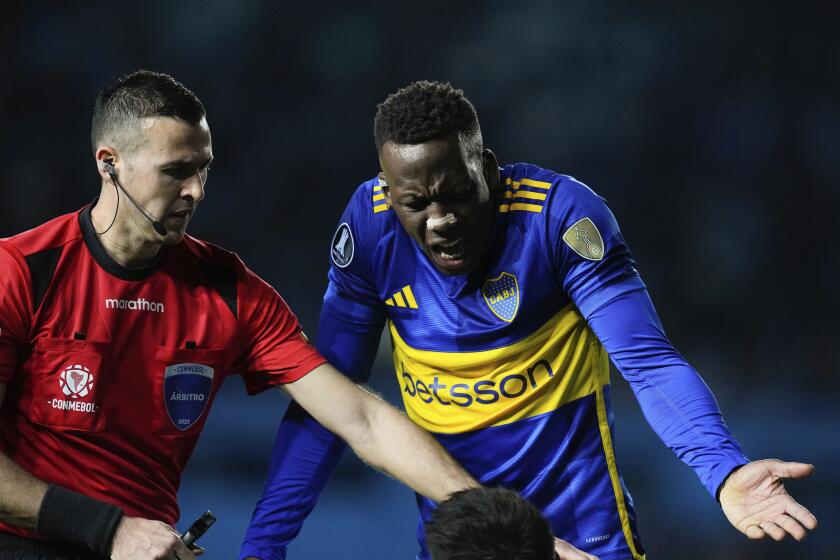 El defensor peruano Luis Advíncula de Boca Juniors durante el partido contra Racing Club por los cuartos de final de la Copa Libertadores, el miércoles 30 de agosto de 2023, en Buenos Aires. (AP Foto/Natacha Pisarenko)