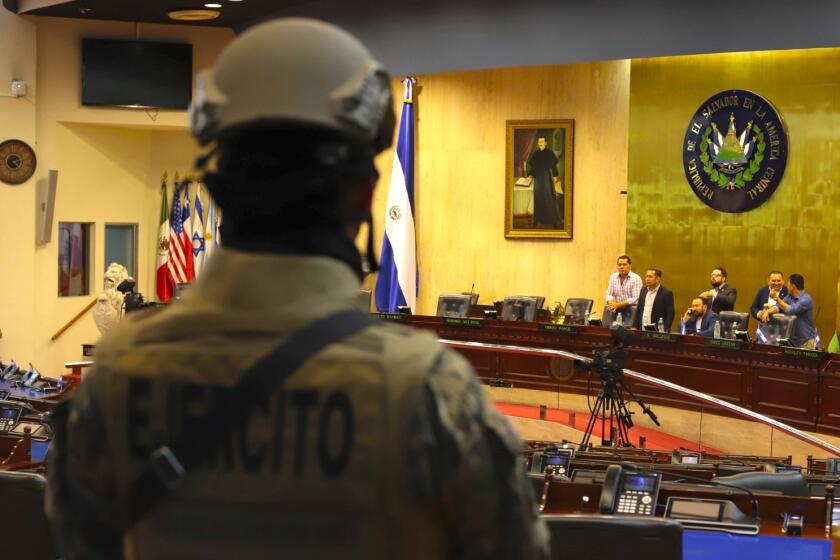 Elementos de las fuerzas especiales del ejército salvadoreño, siguiendo órdenes del presidente Nayib Bukele, entraron al Congreso tras la llegada de legisladores en San Salvador, El Salvador.