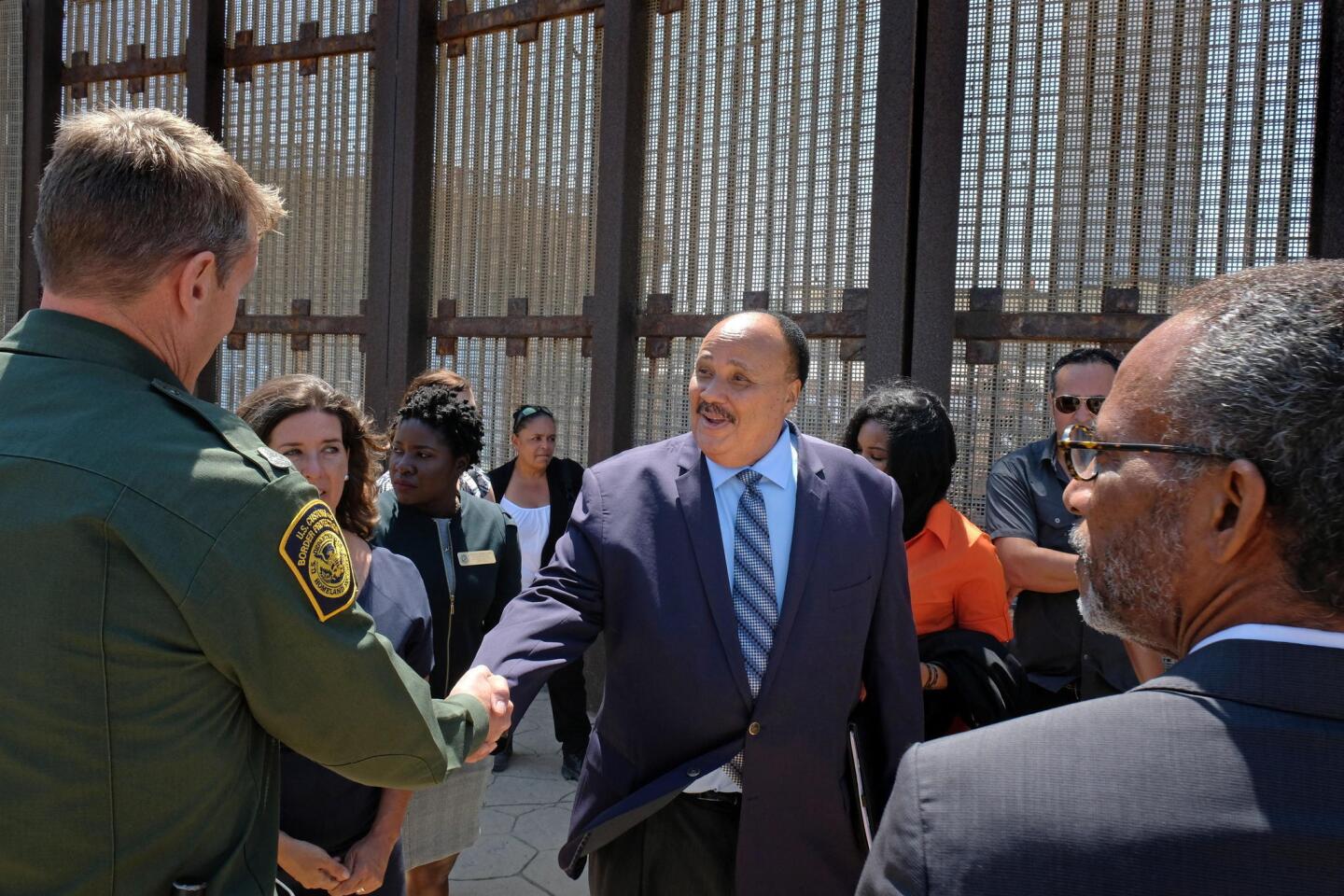 Martin Luther King III visita frontera entre Estados Unidos y México